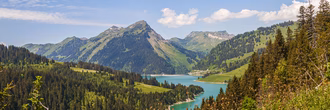 hochwinkelaufnahme-eines-wunderschonen-turkisfarbenen-flusses-zwischen-den-hugeln-longrin-schweiz